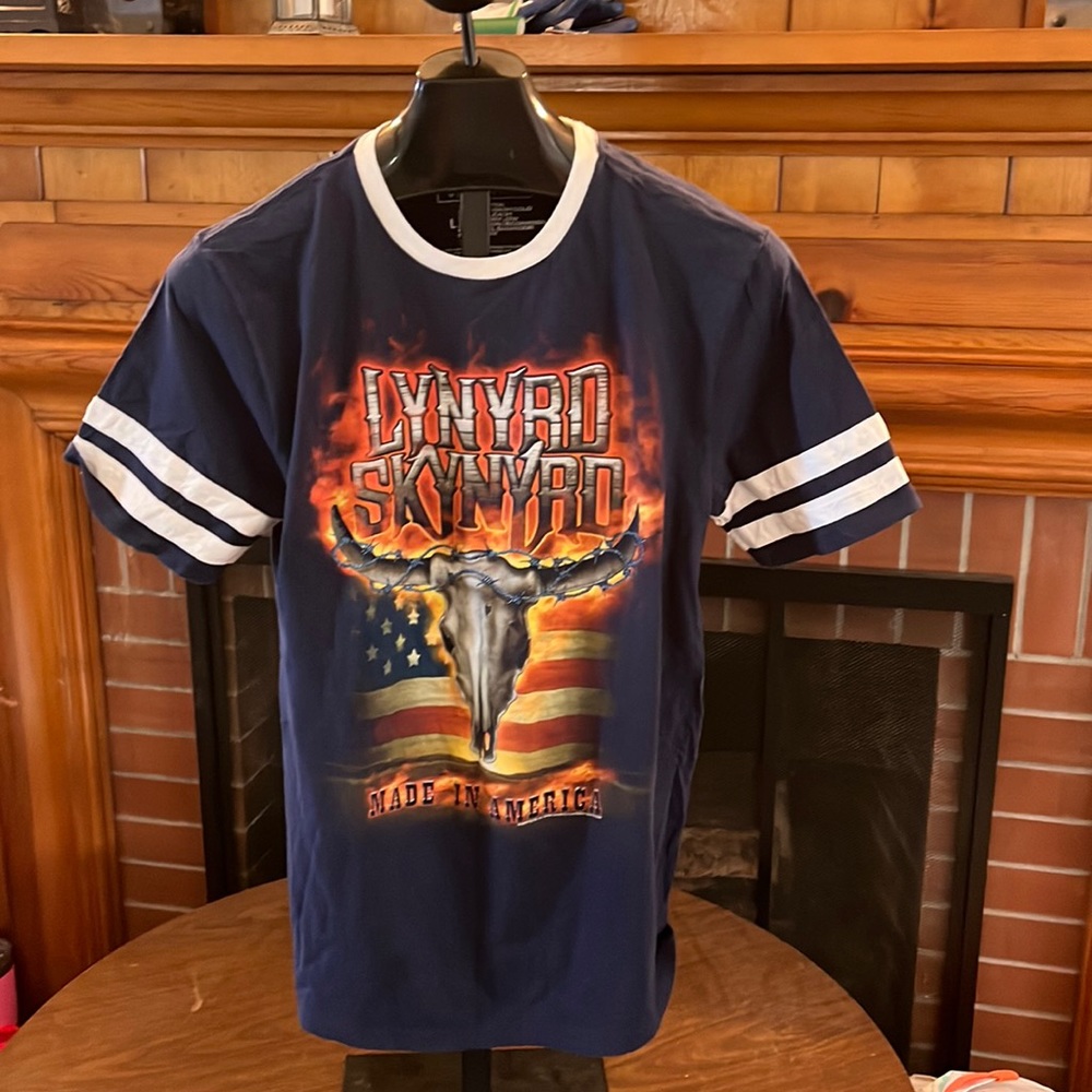 NWOT LIVE NATION LYNYRD SKYNYRD navy tshirt with white stripes on sleeves, Large